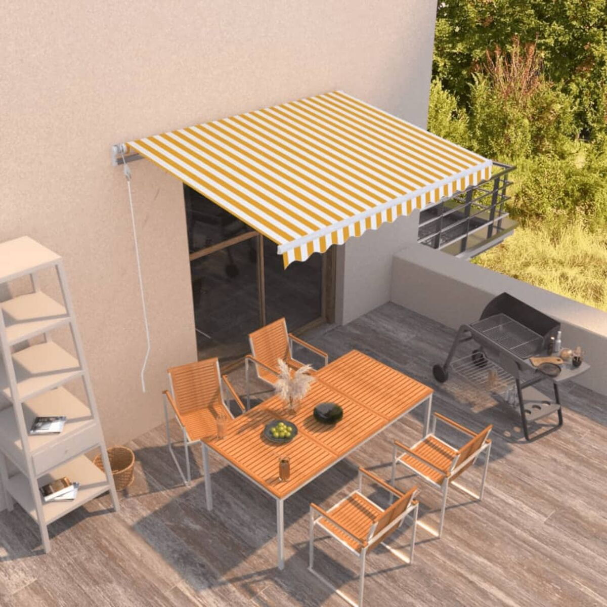 Eine Terrassenszene mit einer gelb-weiß gestreiften Markise, Tisch, Stühlen und Grill.