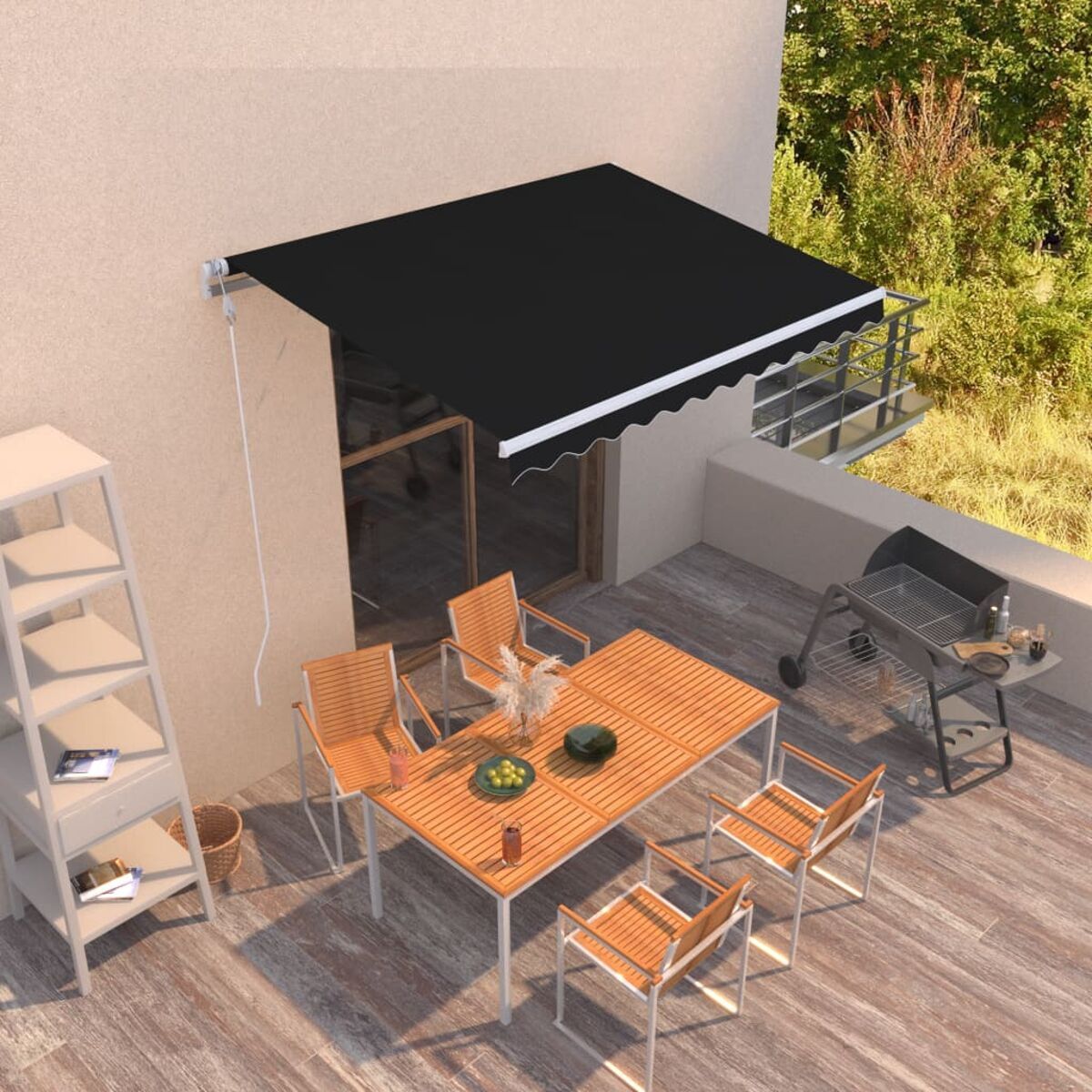 Terrassenszene mit schwarzer Markise, Tisch, Stühlen und Grill.