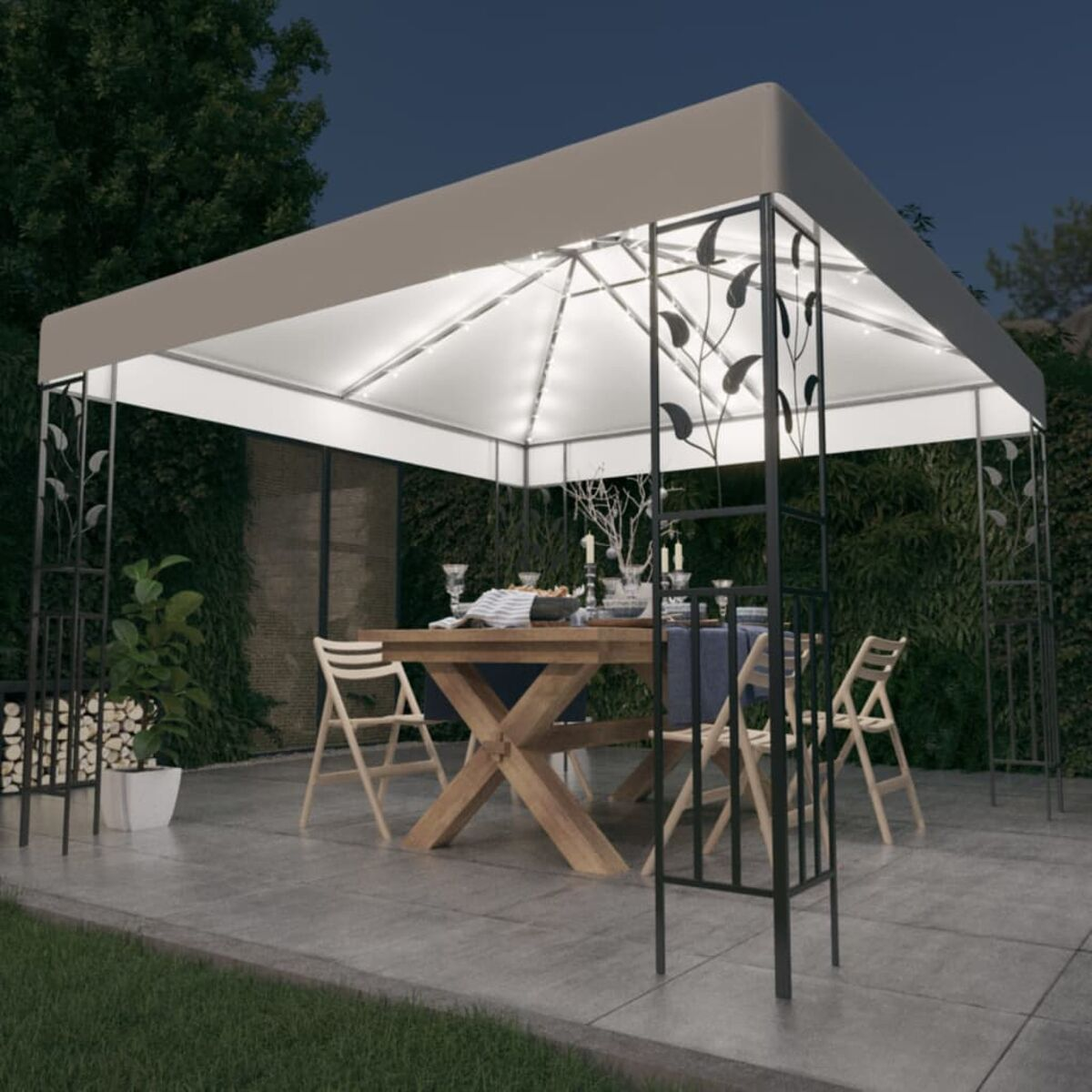Pavillon mit Tisch zum Abendessen. Es hat Lichter und Blattakzente.