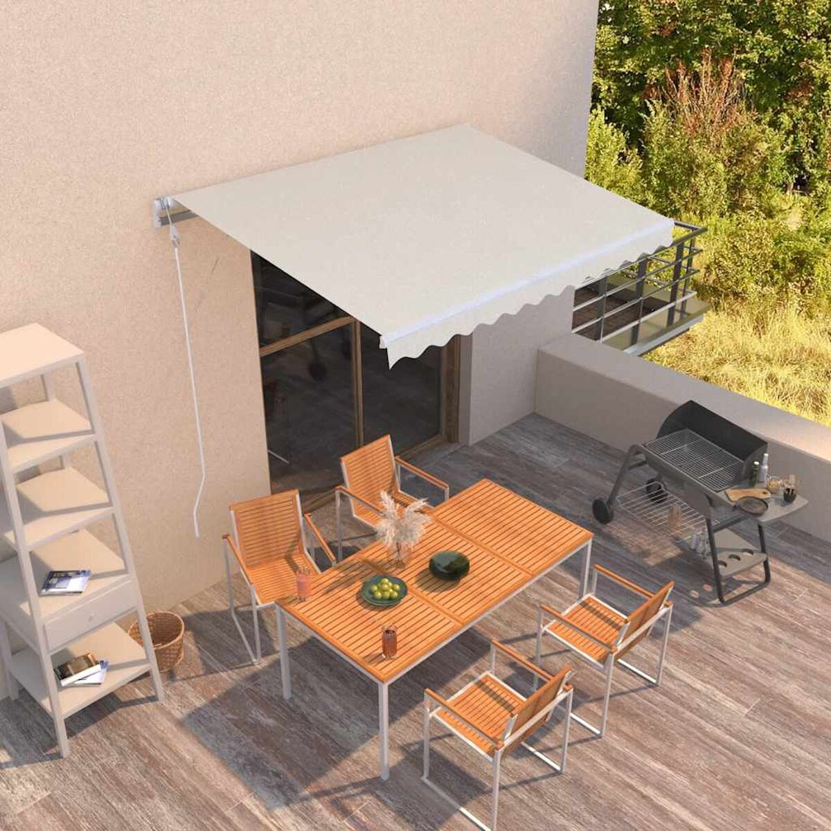 Terrasse im Freien mit Tisch, Stühlen, Markise, Grill und Pflanzen.