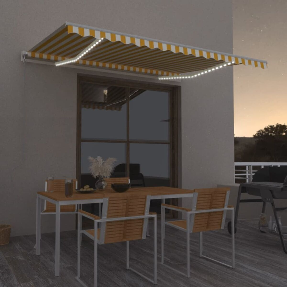 Szene im Freien. Ein Tisch mit Stühlen, eine Markise mit Lichtern und ein Nachthimmel im Hintergrund.