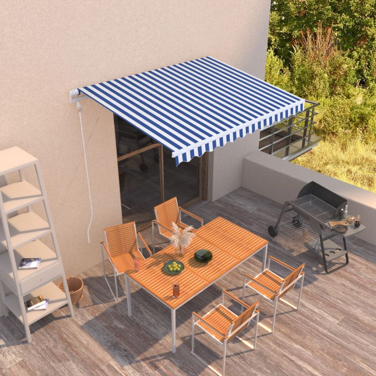 Terrassenszene mit gestreifter Markise, Tisch, Stühlen und anderen Gartenmöbeln.