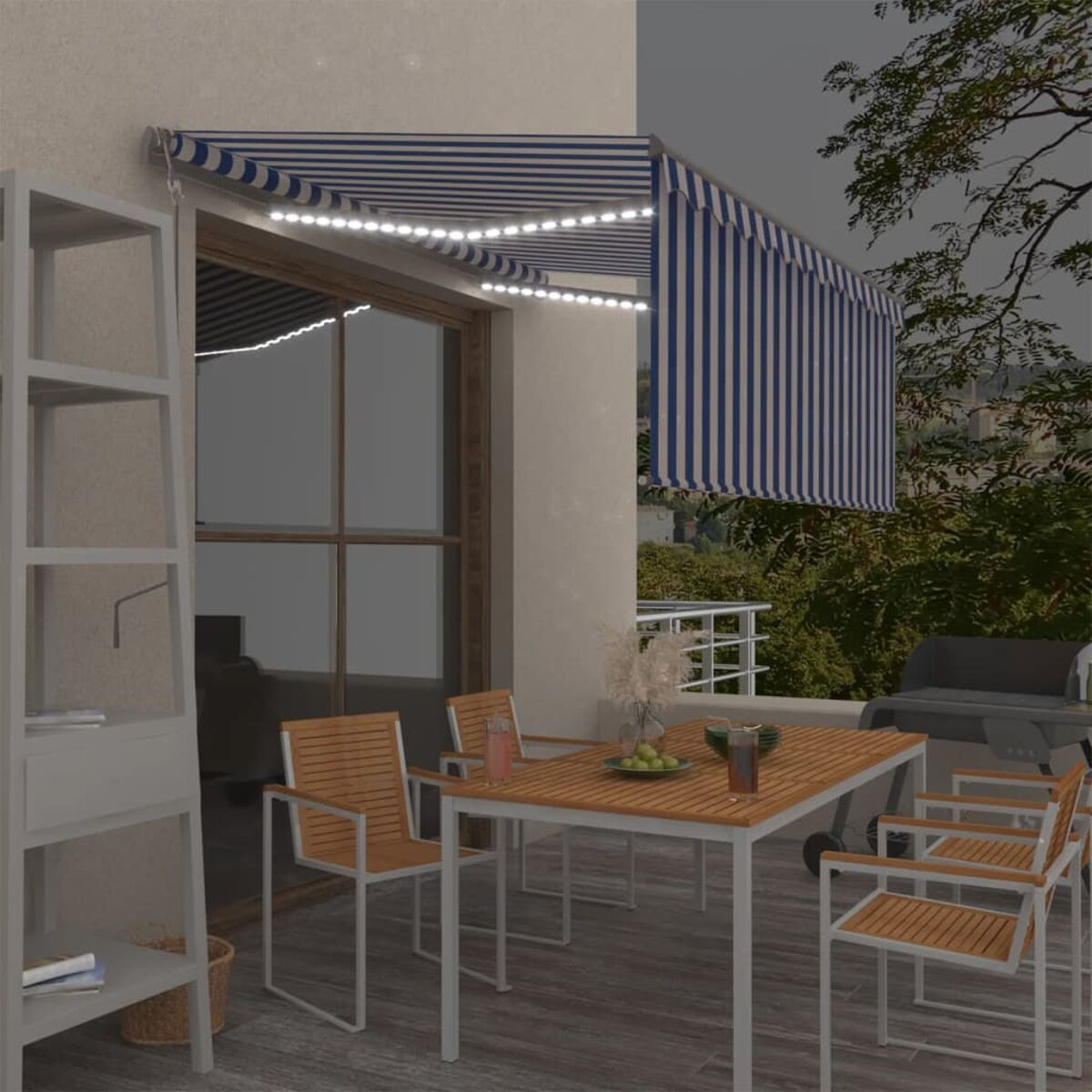 Ein blau-weiß gestreifter Sonnenschutz mit Lichtern, der eine Terrasse bedeckt. Nachtszene.