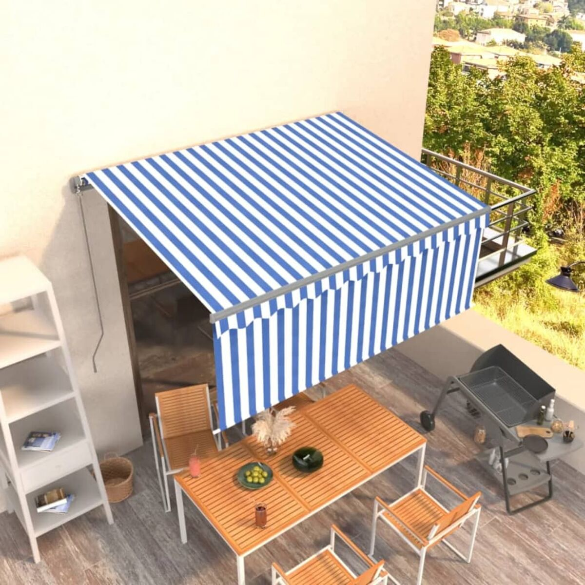 Terrassenszene mit gestreifter Markise, Tisch, Stühlen und Grill.