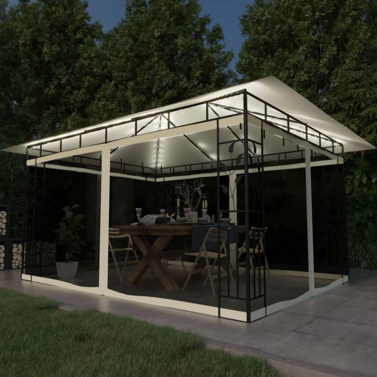 Pavillon mit Tisch und Stühlen im Inneren. Grünes Gras und Bäume im Hintergrund. Nachtszene.
