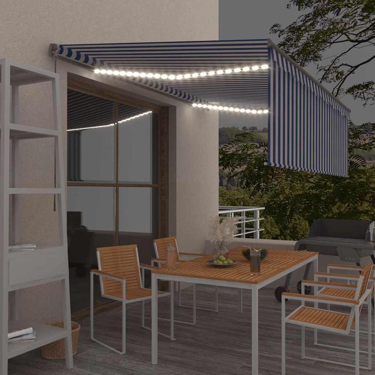 Terrassenszene bei Nacht, mit Markise, Tisch, Stühlen und Lichtern.