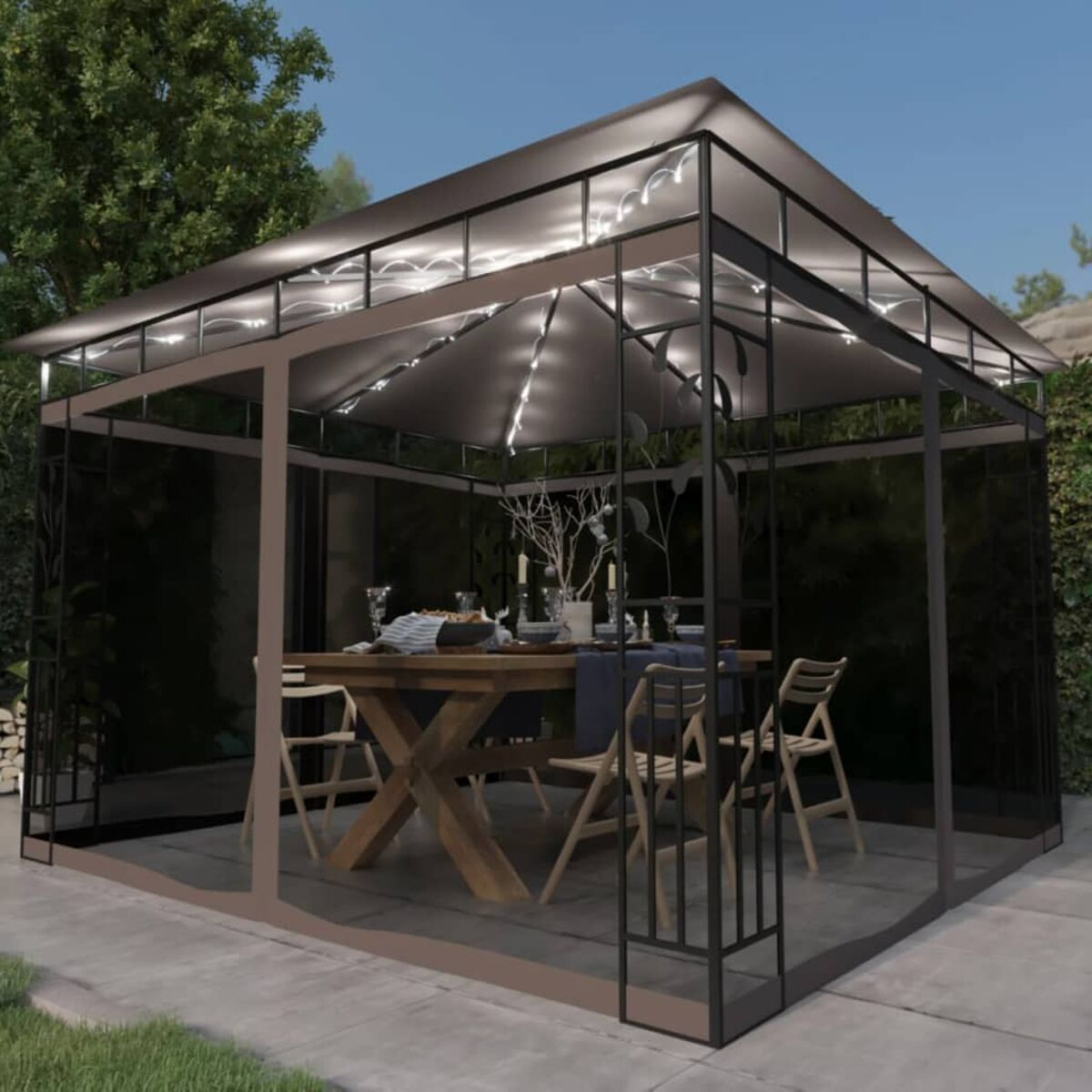 Gartenpavillon mit gedecktem Tisch. Lichter sind über dem Dach gespannt.