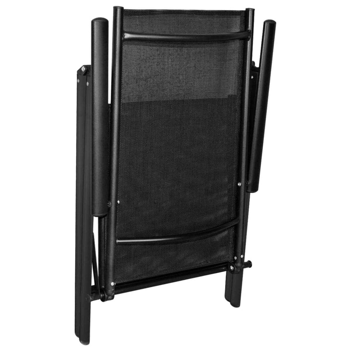 Zusammengeklappter schwarzer Netzstuhl.