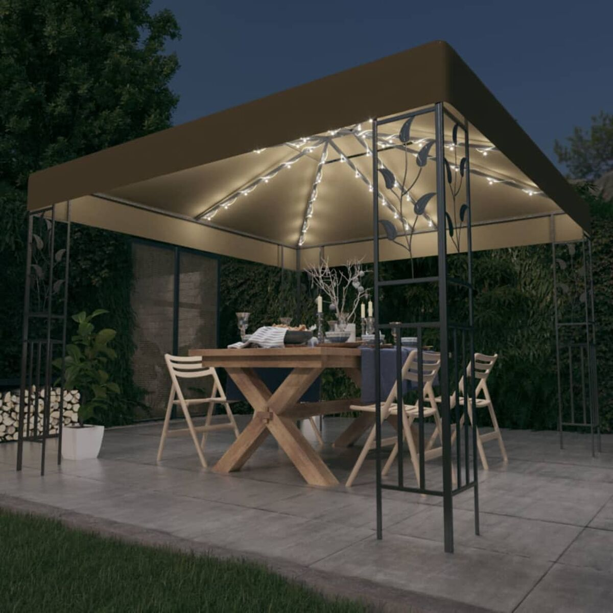 Pavillon bei Nacht, Tisch zum Abendessen gedeckt, mit Lichtern.