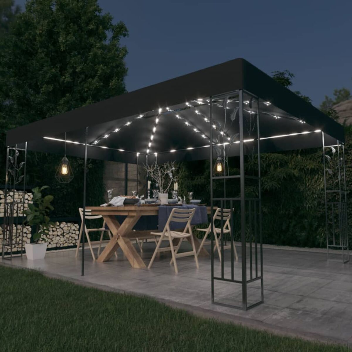 Nachtszenen: Pavillon mit Lichtern, gedeckter Tisch, Stühle und Außendekoration.