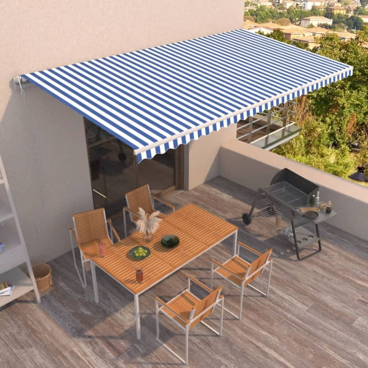 Terrasse mit Markise, Tisch, Stühlen, Grill und Stadtblick im Hintergrund.