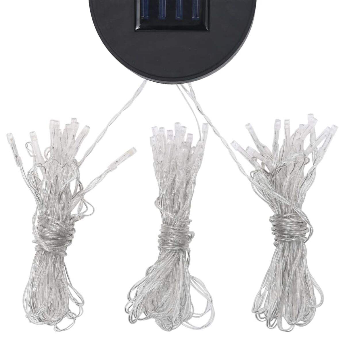 Lichterkette mit Solarpanel. Drei Bündel klarer Lichter. Weißer Hintergrund.