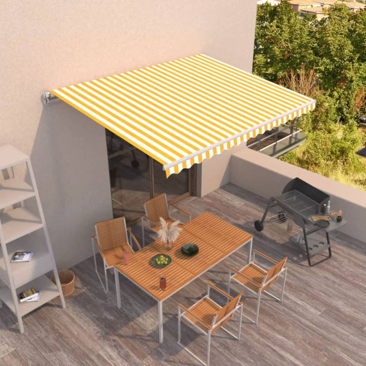 Terrasseneinrichtung mit gelb-weiß gestreifter Markise. Tisch, Stühle, Grill.