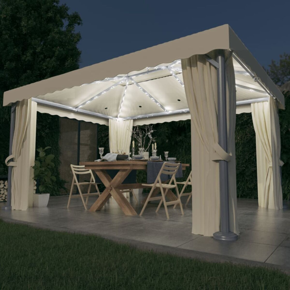 Gartenpavillon bei Nacht, beleuchtet mit Lichterketten. Tischdeko, Stühle und Vorhänge.