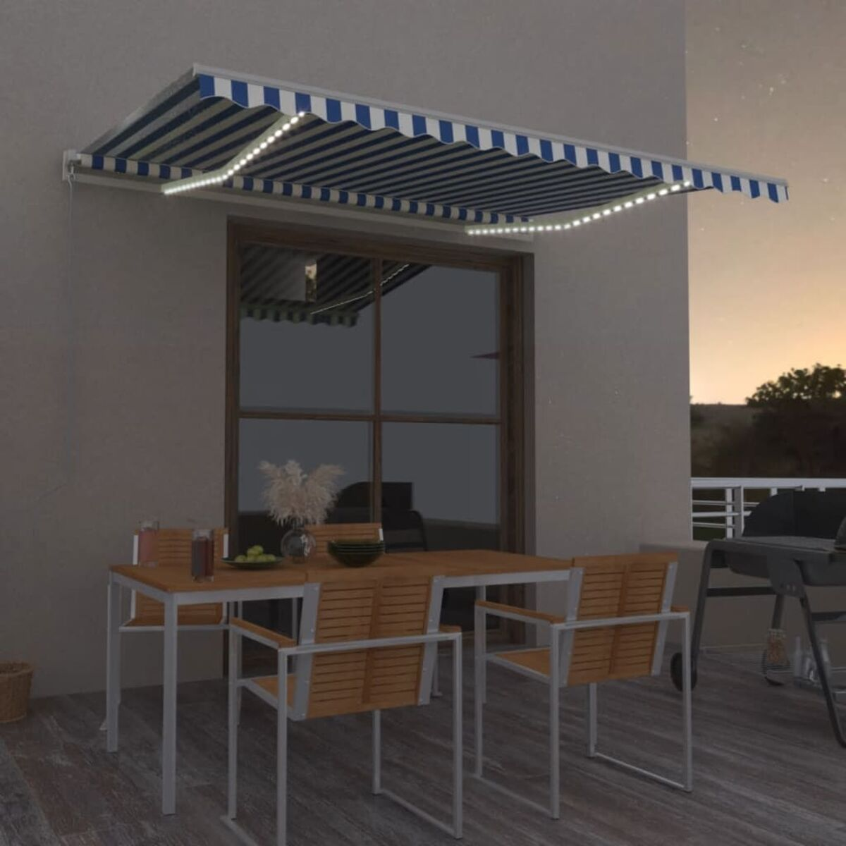 Patio-Szene mit blau-weiß gestreifter Markise, Tisch, Stühlen und Blick auf den Sonnenuntergang.