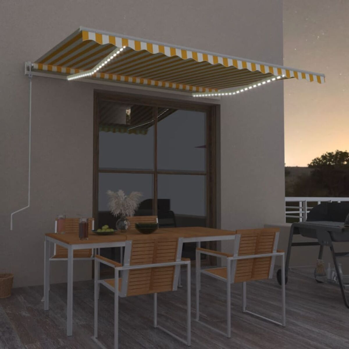 Terrasse in der Abenddämmerung mit gelb gestreifter Markise, Tisch, Stühlen und Grill. Lichter an.