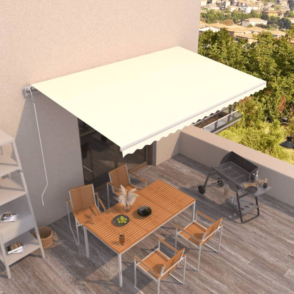 Eine cremefarbene Markise an einem Gebäude. Auf einer Terrasse sind Tisch und Stühle aufgestellt.