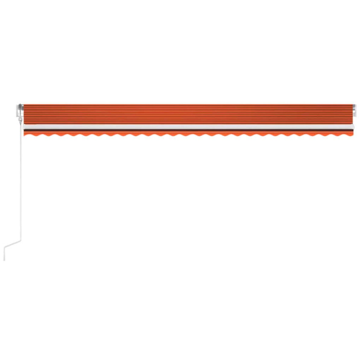 Eine ausgefahrene, orange und weiß gestreifte Markise mit weißem Hintergrund und einer Schnur.