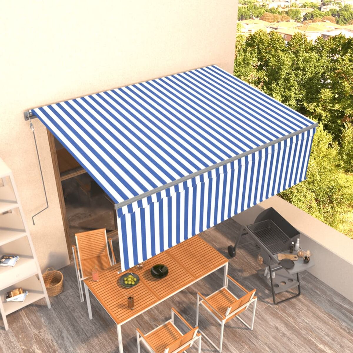 Blau-weiß gestreifte Markise über einer Terrassengarnitur. Szene umfasst Tisch, Stühle und Grill.