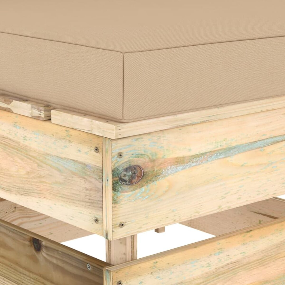 Beiges Kissen auf Holzpalettenbasis. Das Holz ist hell.