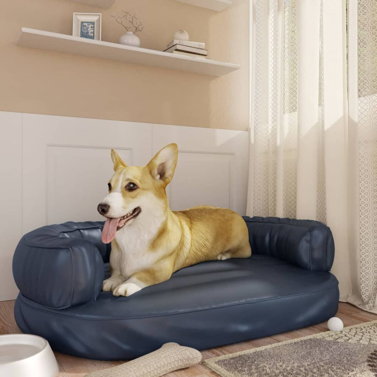 Corgi-Hund auf blauem Hundebett. Der Hund ist hellbraun und weiß, Zunge draußen.
