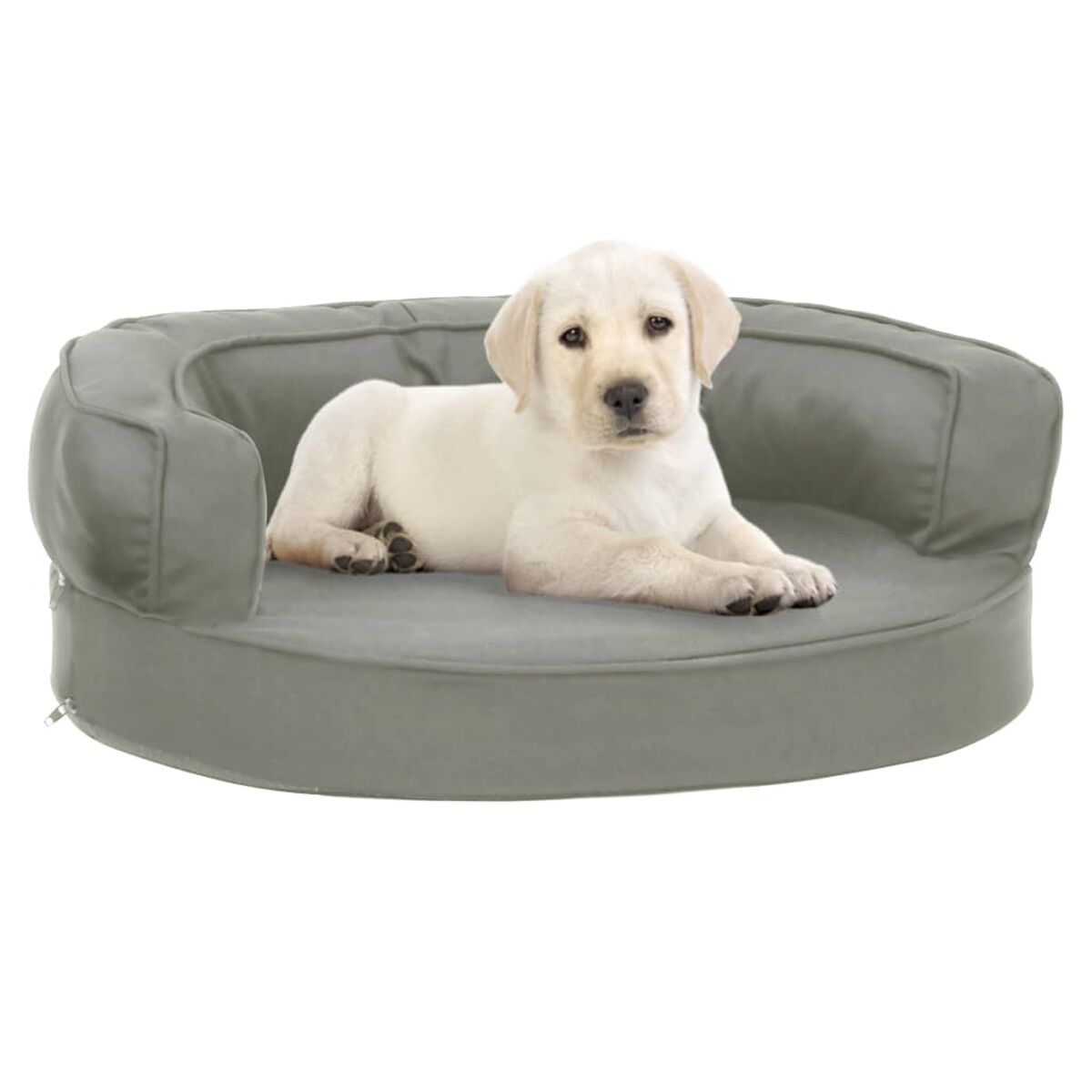 Cremefarbener Labradorwelpe auf grauem Hundebett. Weiches Bett mit Armlehnen.