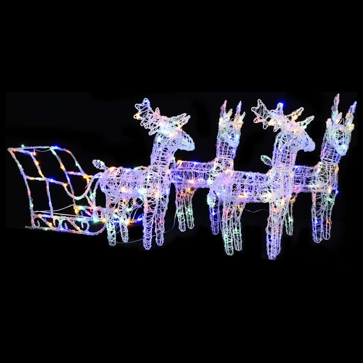 Weihnachtsbeleuchtung mit Rentieren und Schlitten auf schwarzem Hintergrund, festlich beleuchtet.