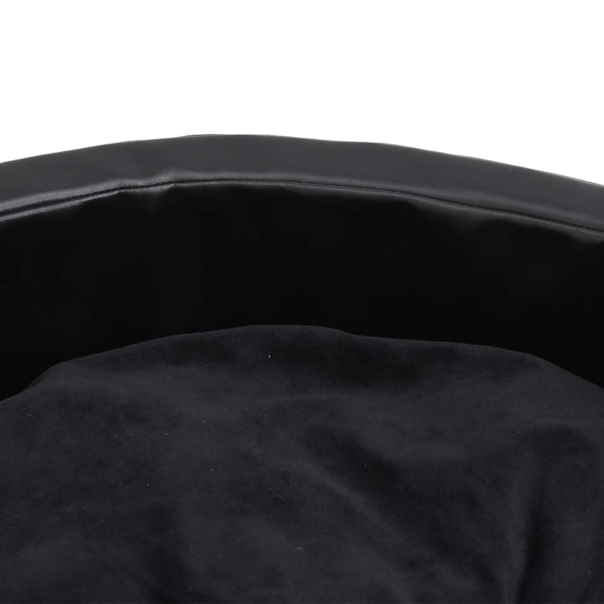 Nahaufnahme eines schwarzen, lederartigen Sitzes mit einem schwarzen, samtartigen Material im Inneren.