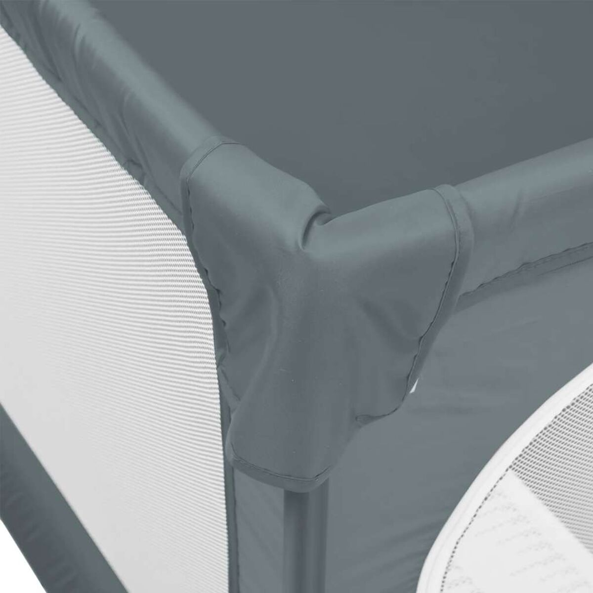 Ecke eines grauen Baby-Laufstalls mit Netzwänden.