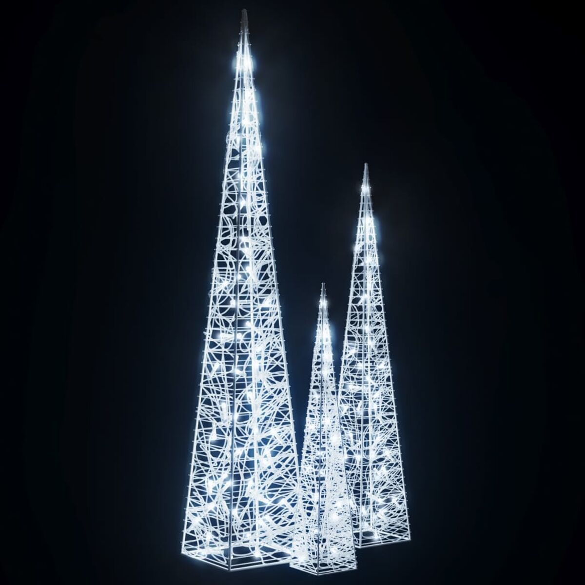 Drei weiße, beleuchtete kegelförmige Weihnachtsbäume auf schwarzem Hintergrund.