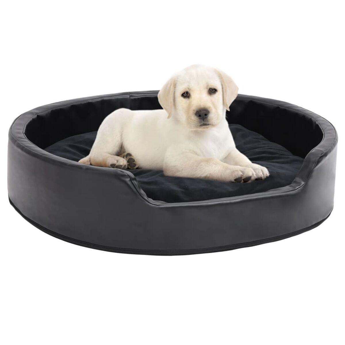 Ein hellfarbiger Welpe liegt in einem schwarzen Hundebett mit weichem, dunklem Futter.
