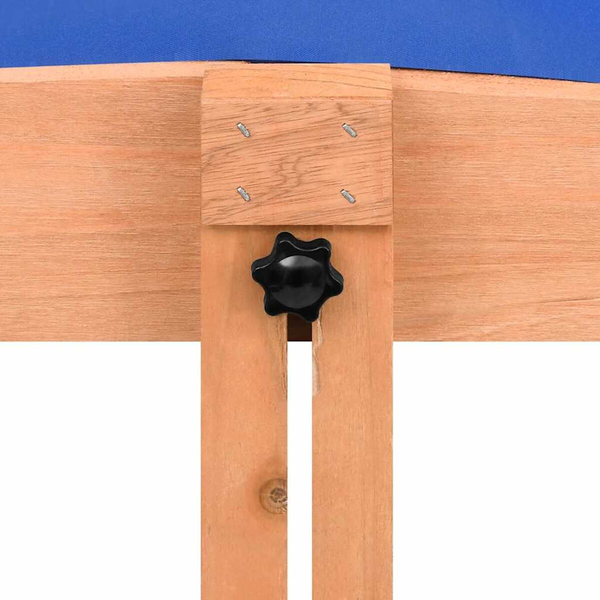 Primo piano di telaio in legno e pomolo nero. Tessuto blu leggermente visibile sullo sfondo.