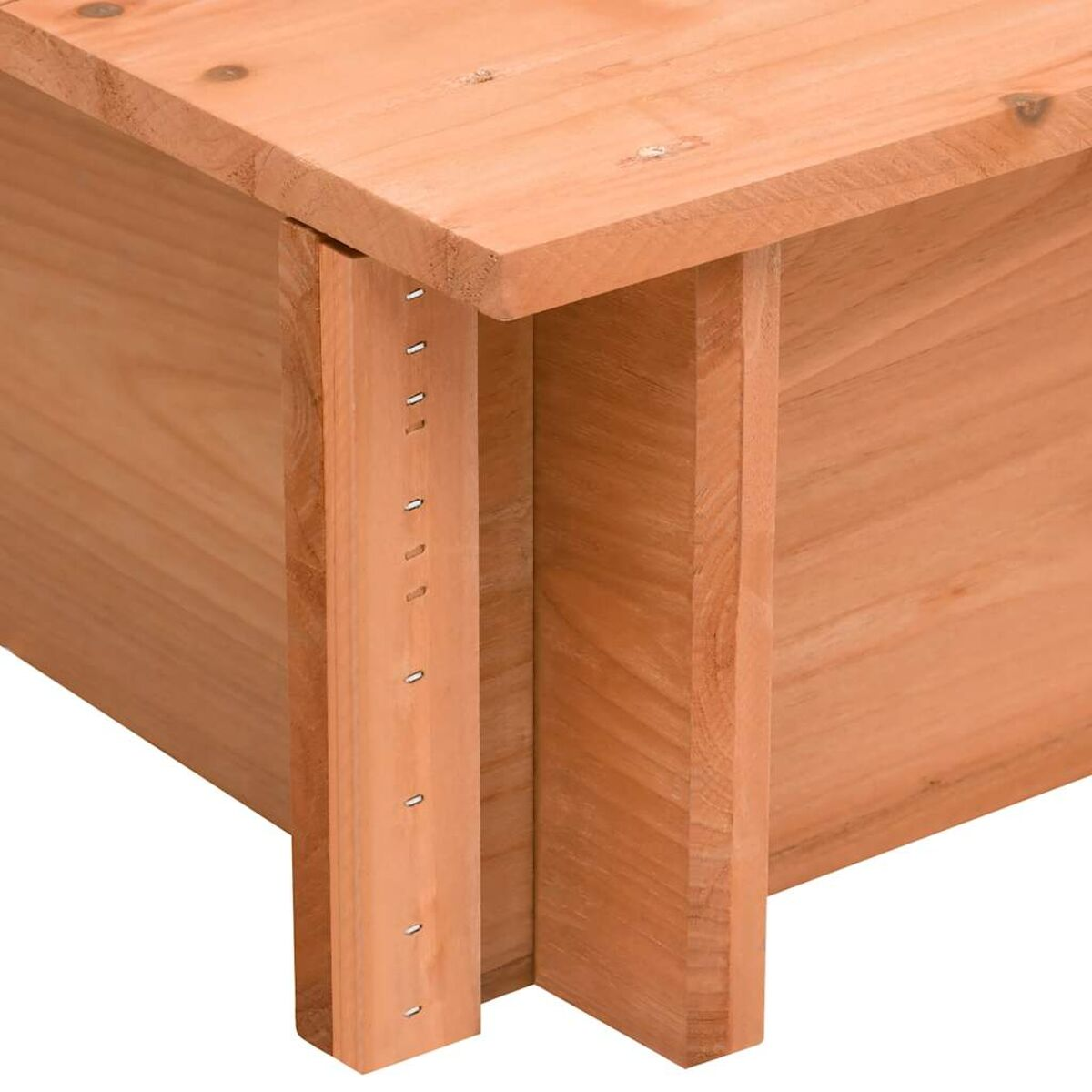 Un primo piano di una struttura in legno che mostra l'angolo di giunzione e i dettagli.