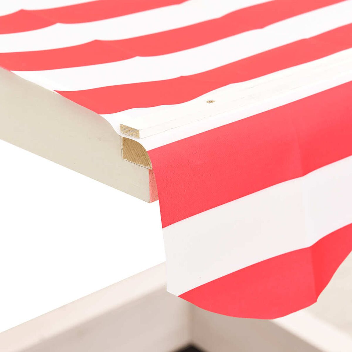 Primo piano di una tenda a strisce rosse e bianche. Sono visibili un telaio bianco e uno sfondo bianco.
