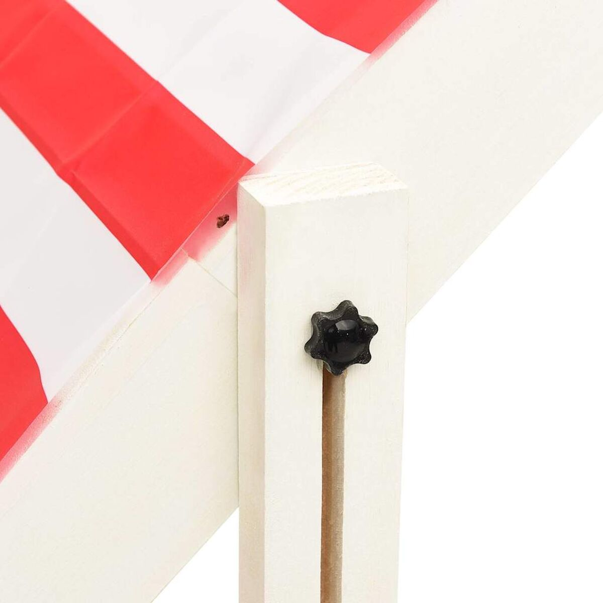 Primo piano di una struttura in legno bianco con tessuto a righe rosse e bianche. Manopola nera a forma di stella visibile.