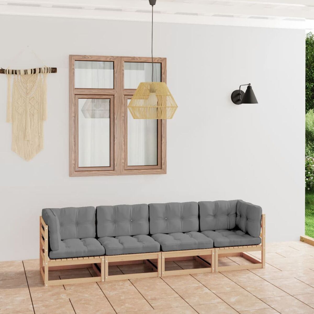 Außenbereich mit grauen Kissen. Holzrahmen, weiße Wand, Makramee und Lampe.