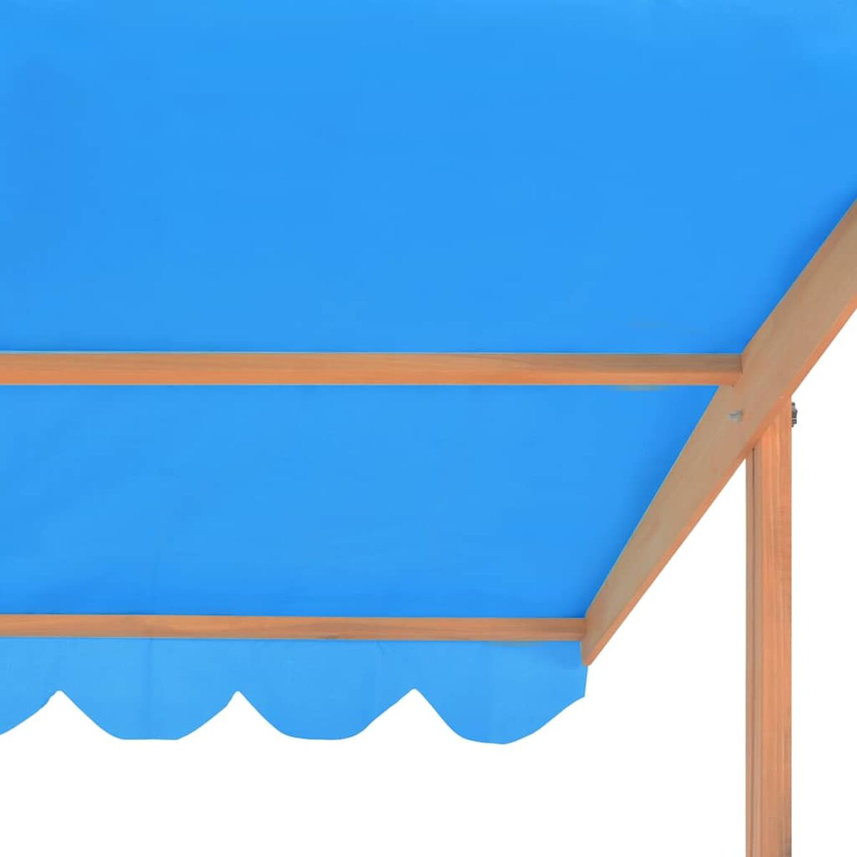Una tenda da sole blu con cornice in legno, un bordo smerlato. Ripresa prospettica.