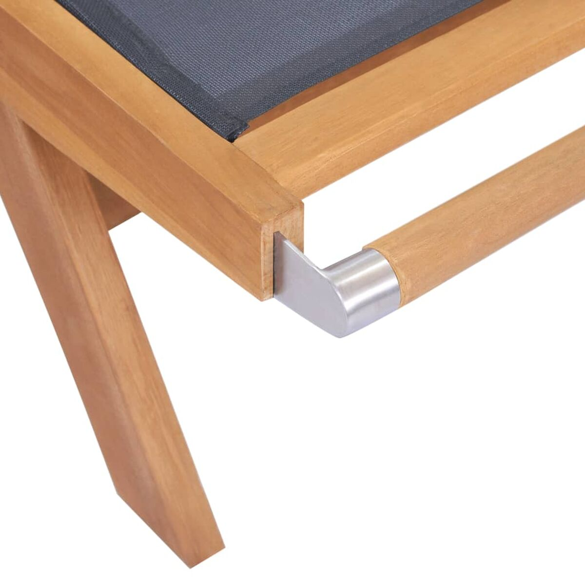 Nahaufnahme einer hölzernen und metallischen Eckverbindung eines Liegestuhls. Holz und Metall.