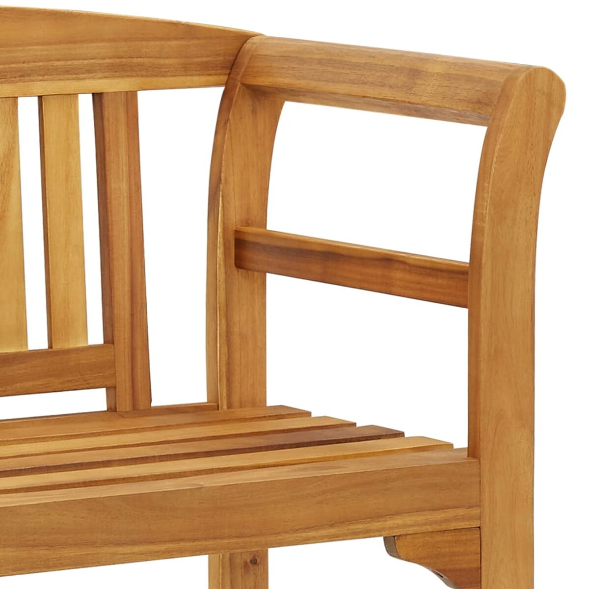 Nahaufnahme einer Armlehne einer Holzbank. Das Holz ist hellbraun. Weißer Hintergrund.