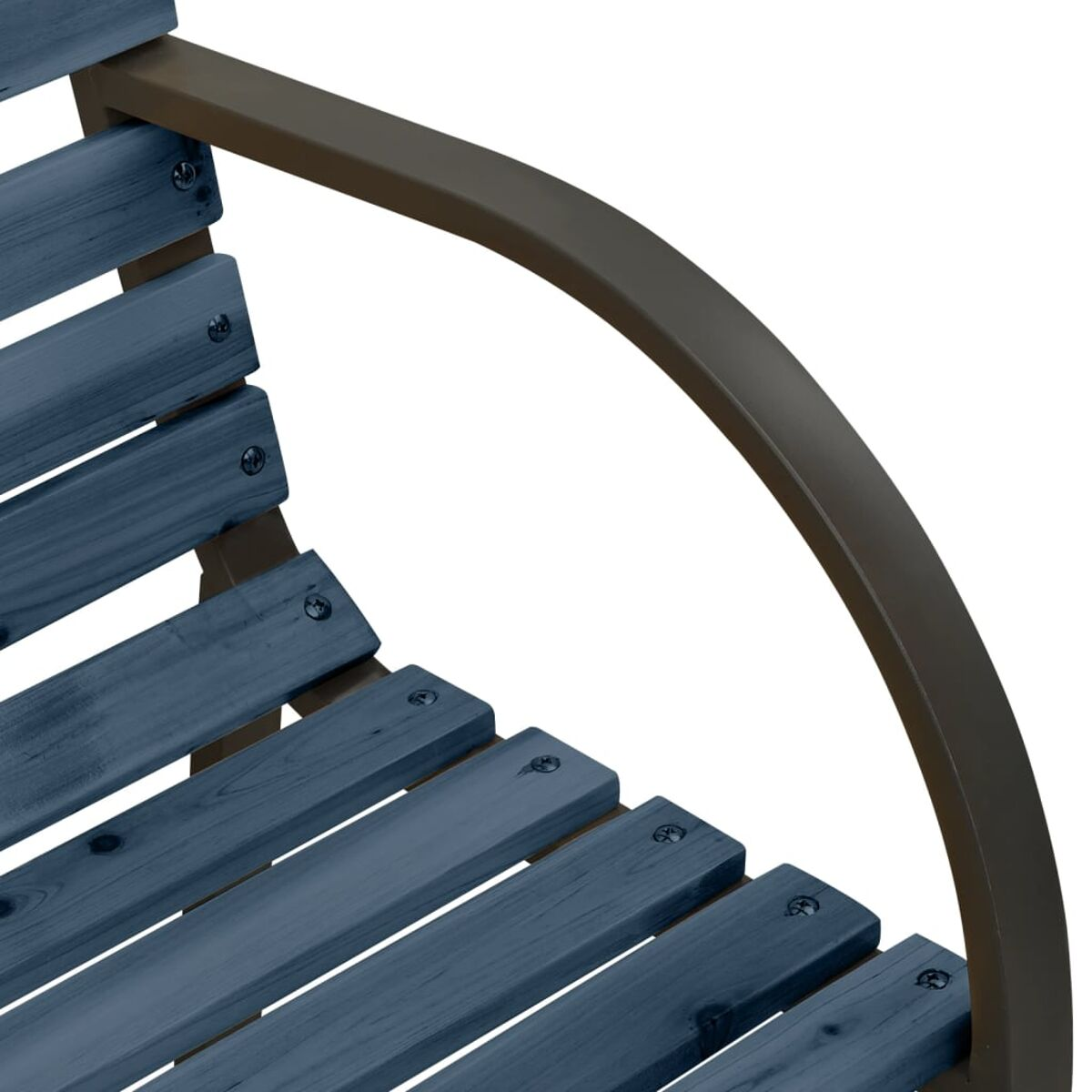 Nahaufnahme einer gebogenen Armlehne an einer Holzbank mit blau gebeizten Sitzlatten.