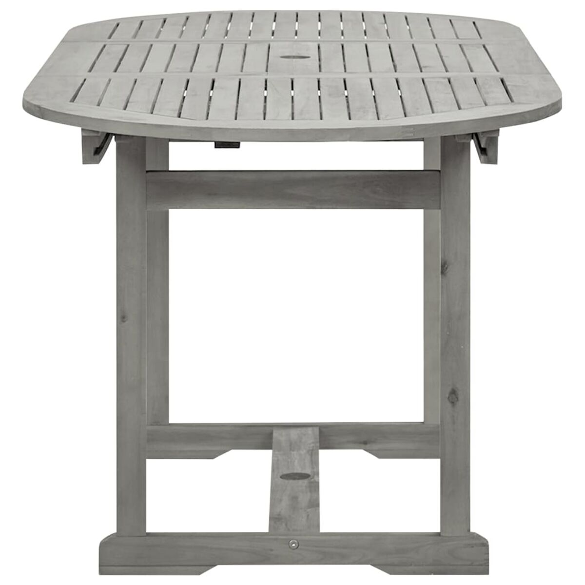 Grauer Holztisch für draußen mit Lattenrost. Verfügt über ein halbkreisförmiges Design. Weißer Hintergrund.