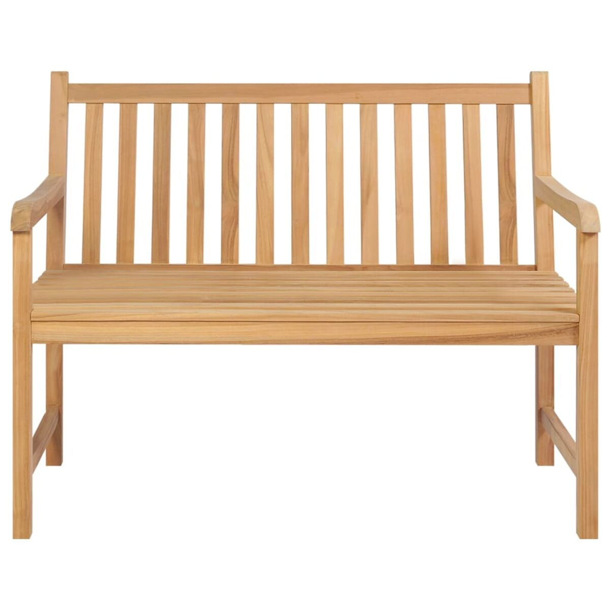 Eine hellfarbige Holzbank mit Lattenrücken und Sitzfläche sowie Armlehnen. Isoliert auf Weiß.