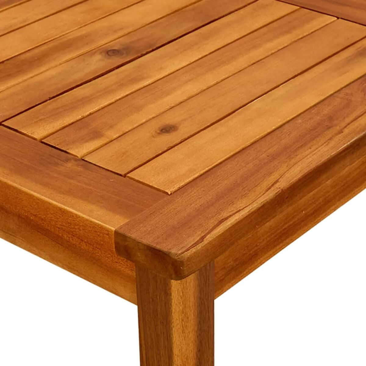 Nahaufnahme eines Holztisches. Das Holz hat eine natürliche Maserung und ist hellbraun. Der Tisch ist quadratisch.