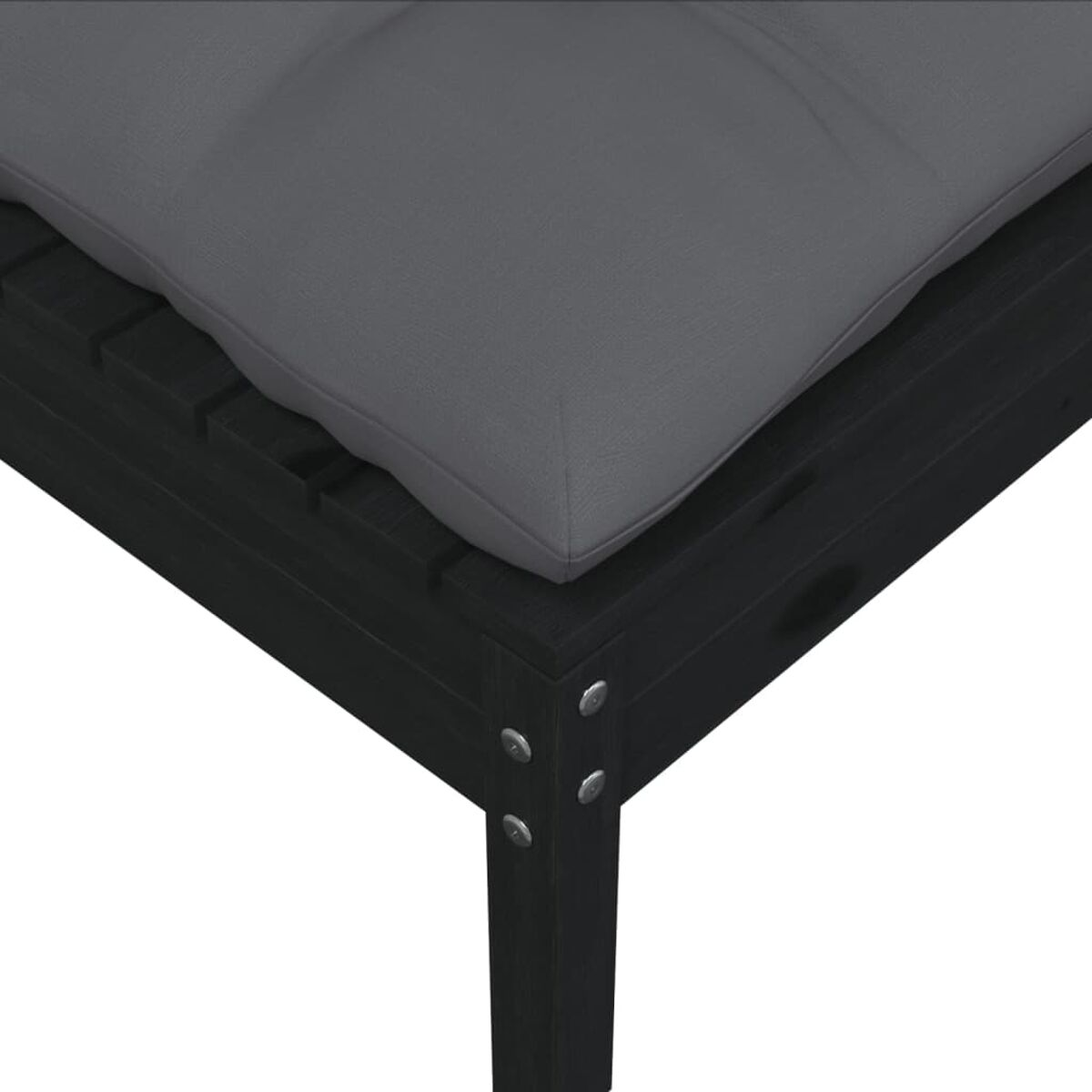 Nahaufnahme eines schwarzen Holzsofas im Freien mit einem grauen Kissen.