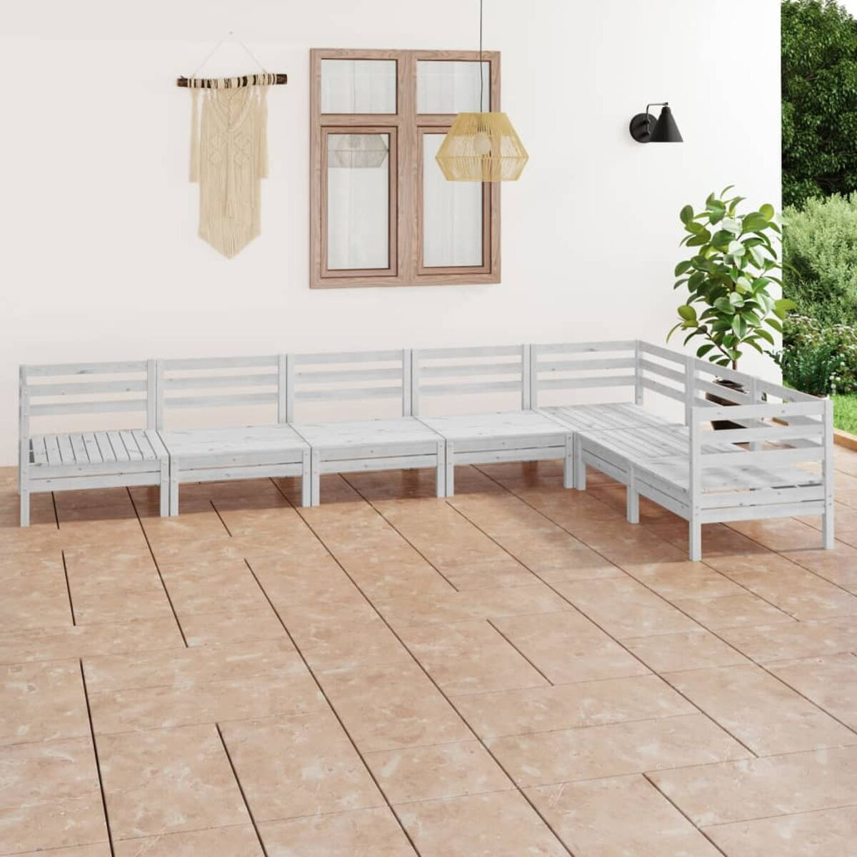 Outdoor-Sitzgruppe auf gefliester Terrasse. Neutraler Hintergrund.