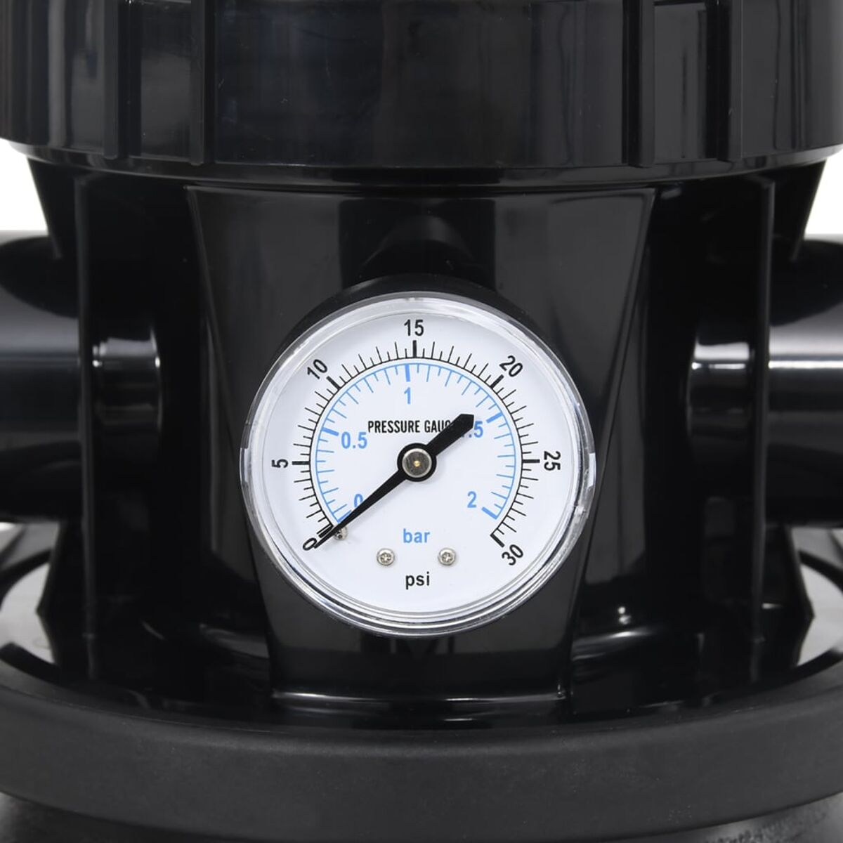 Nahaufnahme eines Manometers, schwarzes Gehäuse, weißes Zifferblatt.