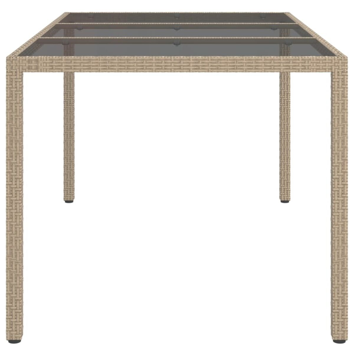 Ein quadratischer Gartentisch mit beigem gewebtem Rahmen und Glasplatte, vor weißem Hintergrund. Vier Beine.