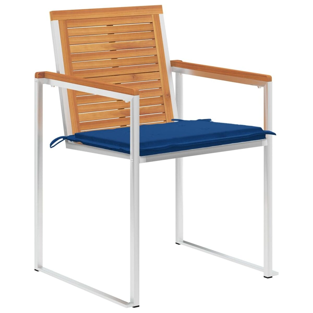 Holzstuhl mit weißem Metallrahmen. Er hat ein blaues Kissen auf dem Sitz.