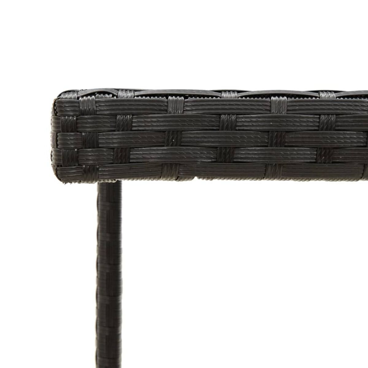 Nahaufnahme einer schwarzen, gewebten Rattan-Tischecke mit Bein.