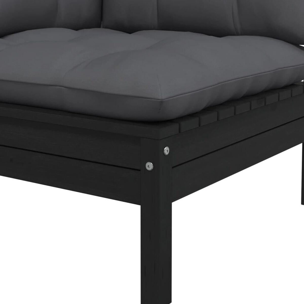 Nahaufnahme eines schwarzen Holzsofas mit grauen Kissen. Schrauben sind am Rahmen sichtbar.